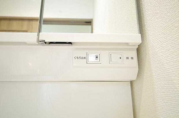 洗面台には、照明とコンセントが標準装備されております。コンセントの容量は1300Wまで大丈夫です。