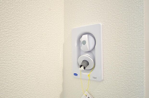 洗濯機用の給水口には蛇口ではなく、全自動洗濯機が設置できる専用の給水口が設置されております。