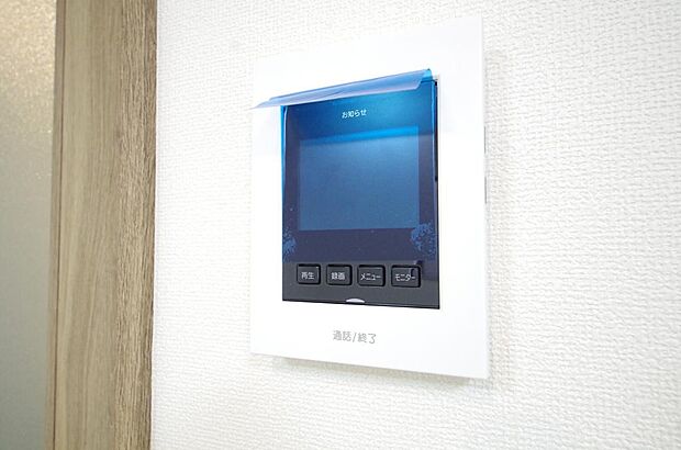 来訪者を映像と音声で確認可能なので、煩わしいセールスにも住戸内で対話可能です。
