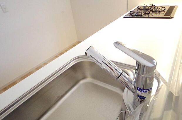 キッチンの水栓はホースが伸びますので、大きな鍋も楽に洗う事が出来ます。浄水器もビルトインです。