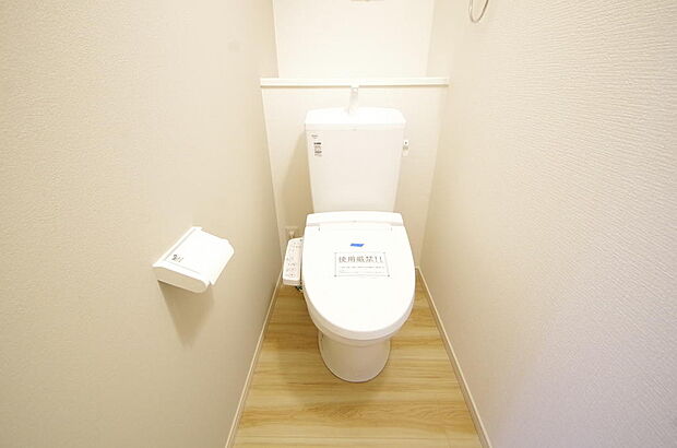 少ない水を有効に使って、汚れも効率よく洗浄します。便器は奥までふちのない掃除がしやすい形状です。