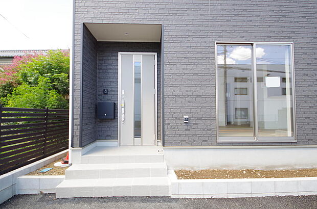 玄関はいわばその邸宅の顔です。だからこそ、迎賓のためにしつらえを細部まで施しました。