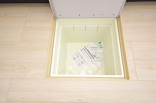 ミネラルウォーター、缶詰、非常食のストックに便利です。空間を有効に利用した収納です。