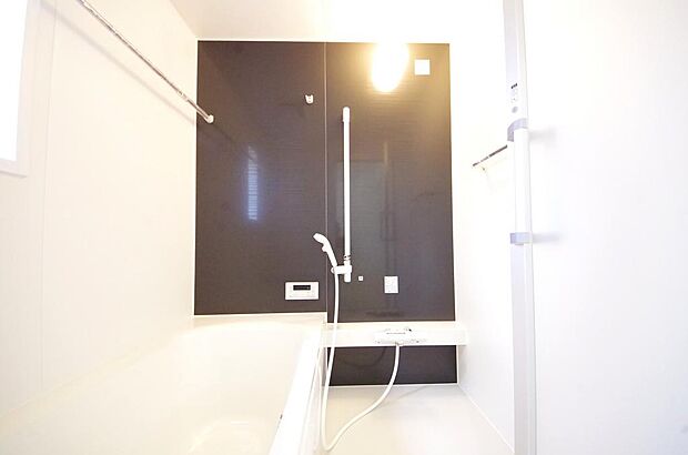 1日の疲れを癒す大切な場所です。追焚き機能も付いておりますので、帰りが遅くなっても安心できます。