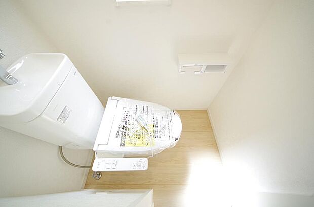 少ない水を有効に使って、汚れも効率よく洗浄します。便器は奥までふちのない掃除がしやすい形状です。