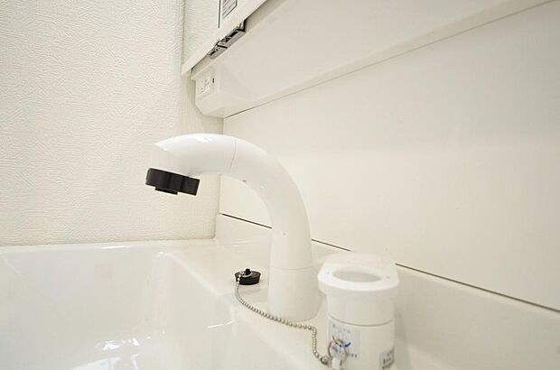 洗面台の給水口はホースが伸びるので朝シャン出来ます。シングルレバーでお湯の温度も楽々調整出来ます。