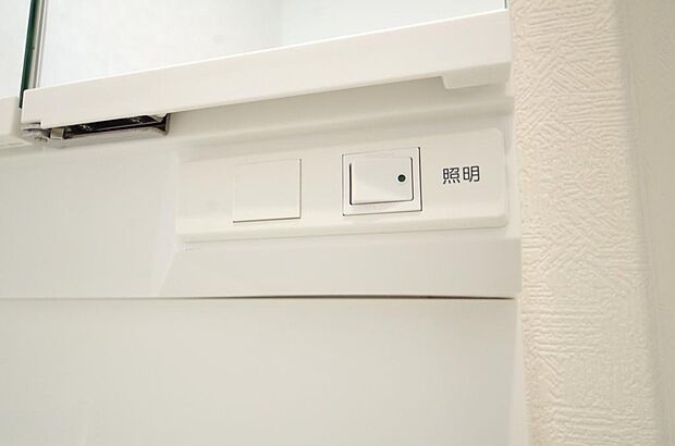 洗面台には、照明 コンセント くもり止めの3点が標準装備されております。