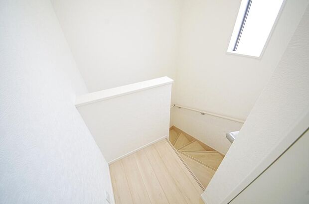 階段には手すりを標準装備することで、お子様やご高齢者の安全性にも配慮しております。