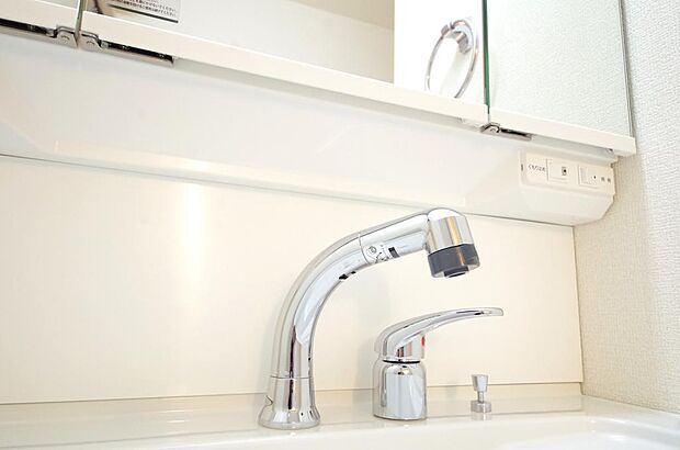 洗面台の給水口はホースが伸びるので朝シャン出来ます。シングルレバーでお湯の温度も楽々調整出来ます。