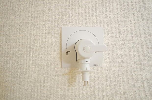 洗濯機用の給水口には蛇口ではなく、全自動洗濯機が設置できる専用の給水口が設置されております。