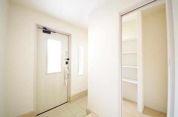 棚板が多く、沢山の靴が収納可能。棚板は稼働可能ですのでブーツやヒールの高い靴も収納でき便利です。