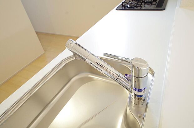 レバー操作一つで水量、温度も調節可能です。また、蛇口には浄水カートリッジも内蔵可能です。