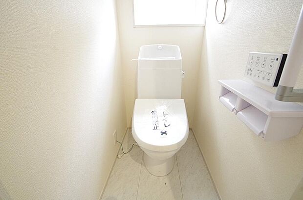 少ない水を有効に使って、汚れも効率よく洗浄します。便器は奥までふちのない掃除がしやすい形状です。