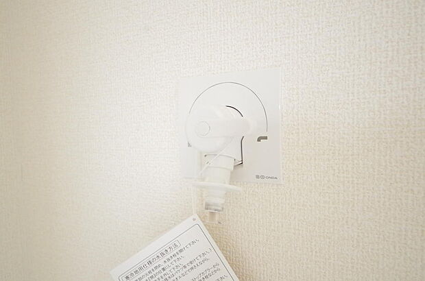 洗濯機用の給水口には蛇口ではなく、全自動洗濯機が設置できる専用の給水口が設置されております。