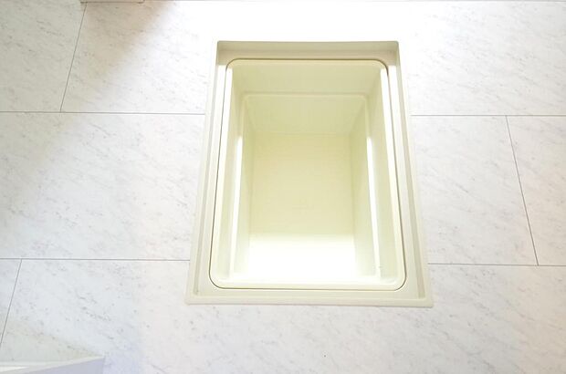 シャンプー リンス 洗剤 柔軟剤等のストックに便利です。空間を有効に利用した収納です。