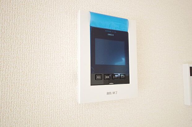 来訪者を映像と音声で確認可能なので、煩わしいセールスにも住戸内で対話可能です。