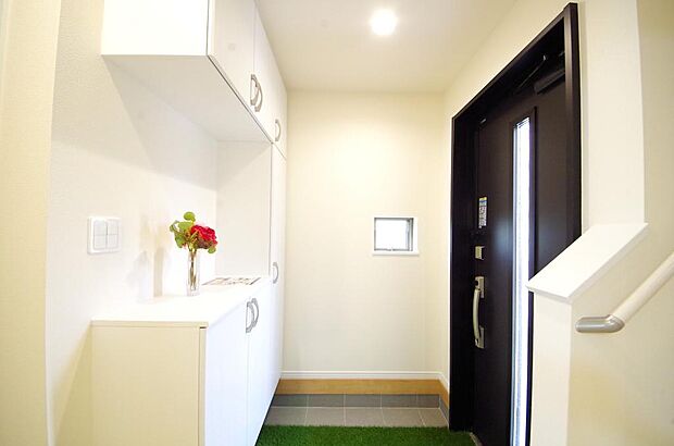 棚板が多く、沢山のの靴が収納可能。棚板は稼働可能ですのでブーツやヒールの高い靴も収納でき便利です。