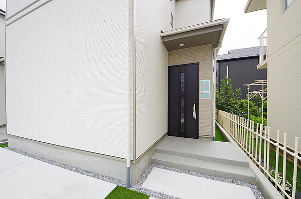 玄関はいわばその邸宅の顔です。だからこそ、迎賓のためにしつらえを細部まで施しました。