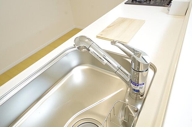 レバー操作一つで水量、温度も調節可能です。また、蛇口には浄水カートリッジも内蔵可能です。