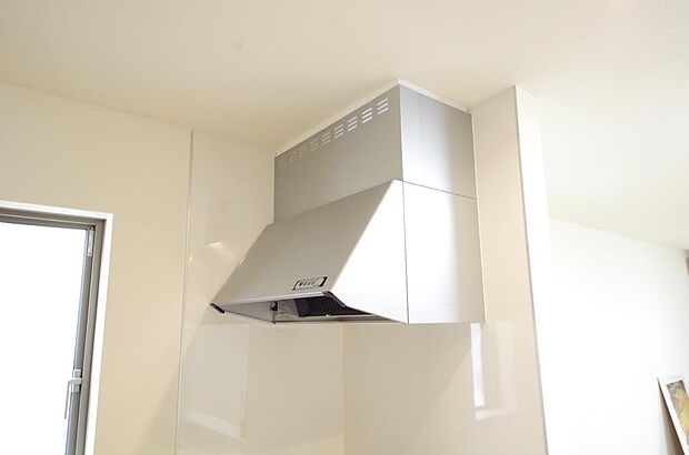 キッチン上部には、ブーツ型の照明付きのレンジフードが標準装備されております。