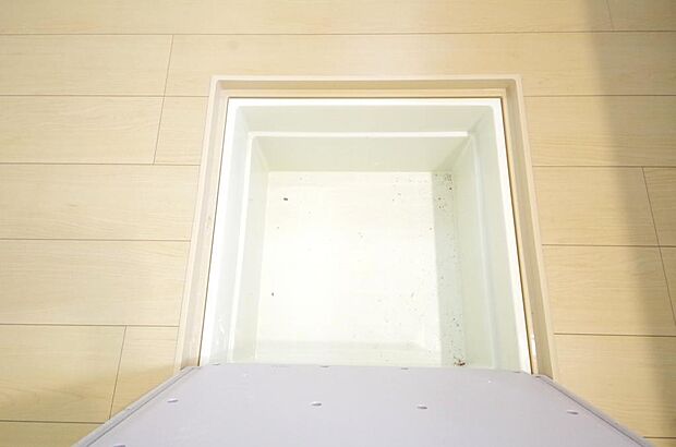ミネラルウォーター、缶詰、非常食のストックに便利です。空間を有効に利用した収納です。