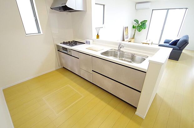 キッチンには耐久性が高く、お手入れも簡単で人工大理石トップを採用して、キッチンを優雅に演出しました。