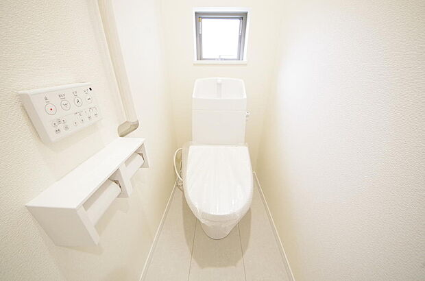 少ない水を有効に使って、汚れも効率よく洗浄します。便器は奥までふちのない掃除がしやすい形状です。
