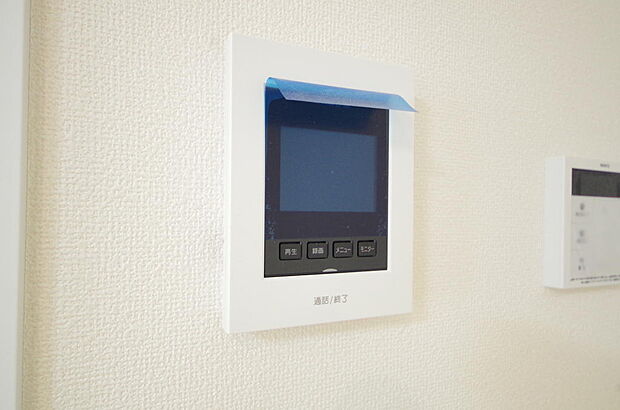 来訪者を映像と音声で確認可能なので、煩わしいセールスにも住戸内で対話可能です。