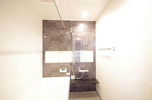 心地よい入浴タイムを追求した大きな浴槽とアクセントパネルで、より高級感が演出されます。
