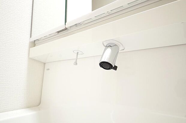 洗面台の給水口はホースが伸びるので朝シャン出来ます。シングルレバーでお湯の温度も楽々調整出来ます。