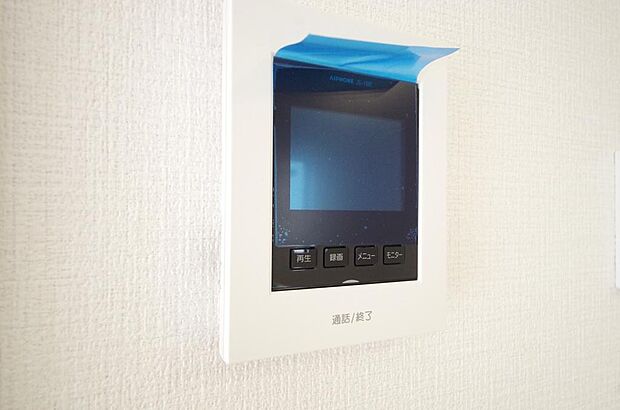 来訪者を映像と音声で確認可能なので、煩わしいセールスにも住戸内で対話可能です。