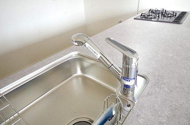 キッチンの水栓はホースが伸びますので、大きな鍋も楽に洗う事が出来ます。浄水器もビルトインです。