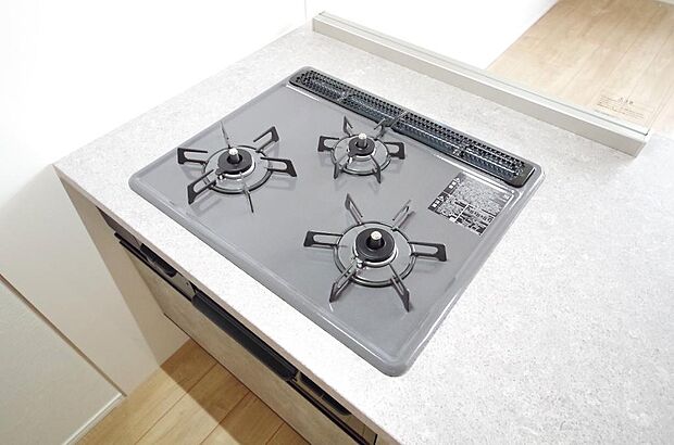 三ツ口コンロはSiセンサーが組み込まれています。長時間の使用の際にセンサーが自動でストップします。