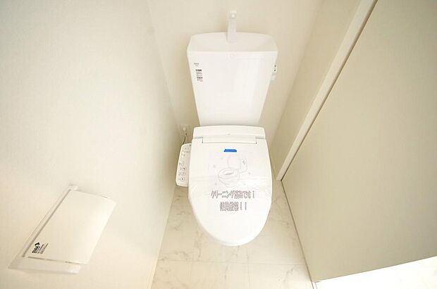少ない水を有効に使って、汚れも効率よく洗浄します。便器は奥までふちのない掃除がしやすい形状です。