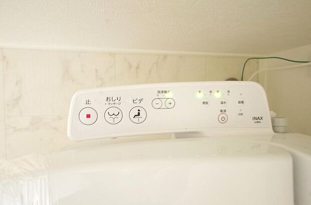 ウォシュレット機能 暖房便座は必需品です。1階 2階の両方のトイレに付いてます。