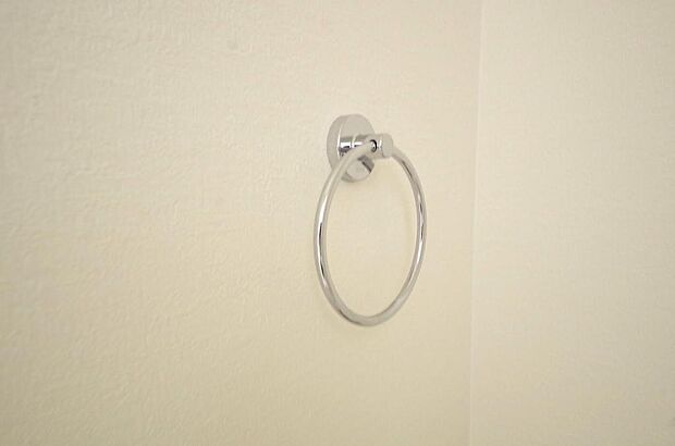 タオル掛け、これは必要です。標準装備されていますので、後から設置する手間も省けます。