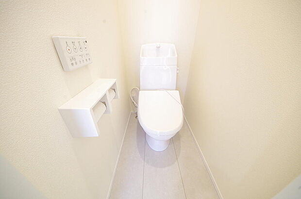 少ない水を有効に使って、汚れも効率よく洗浄します。便器は奥までふちのない掃除がしやすい形状です。