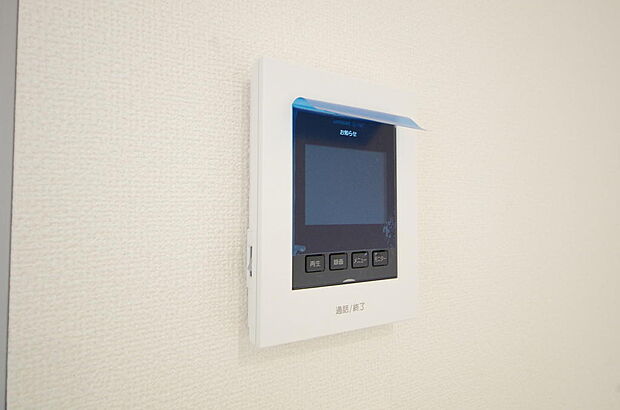 来訪者を映像と音声で確認可能なので、煩わしいセールスにも住戸内で対話可能です。