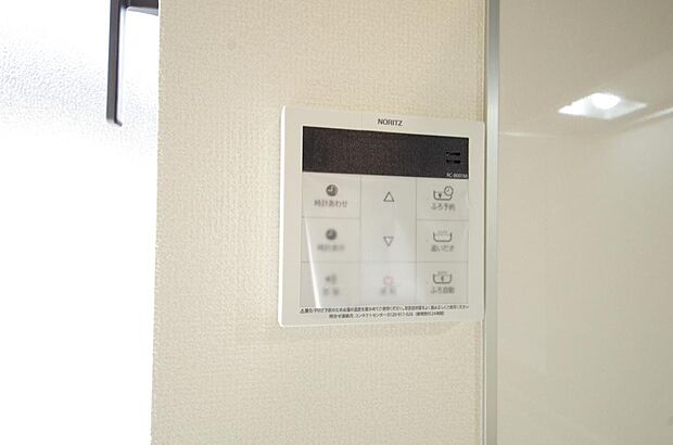 ワンタッチで設定した湯量 温度までお湯を足し、追焚きさせるオートバスを採用しております。