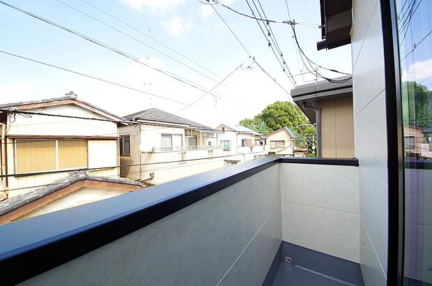 陽光あふれるバルコニーは、たくさんの光を浴びることができるのでお洗濯物やお布団もしっかり干せます。