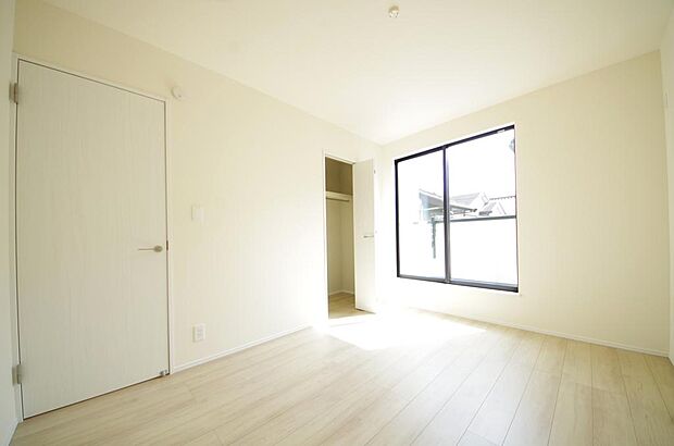 木の質感が優しい床材と豊富な収納が特徴的な、心に温かさを感じる内装です。