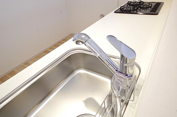 キッチンの水栓はホースが伸びますので、大きな鍋も楽に洗う事が出来ます。浄水器もビルトインです。