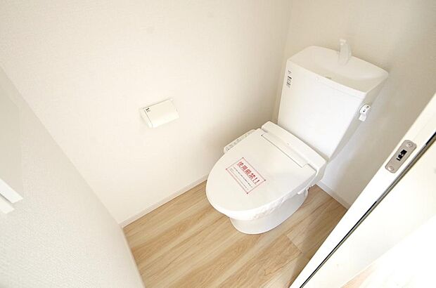 少ない水を有効に使って、汚れも効率よく洗浄します。便器は奥までふちのない掃除がしやすい形状です。