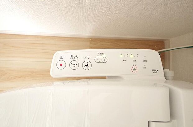 ウォシュレット機能 暖房便座は必需品です。1階 2階の両方のトイレに付いてます。