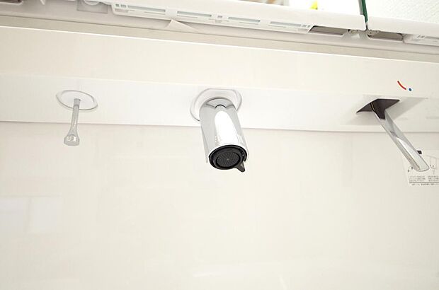 洗面台の給水口はホースが伸びるので朝シャン出来ます。シングルレバーでお湯の温度も楽々調整出来ます。
