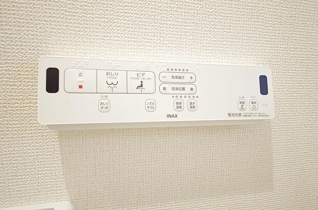 トイレでの洗浄、水量、水温などの機能はリモコンでラクに操作できます。人気の設備の一つです。