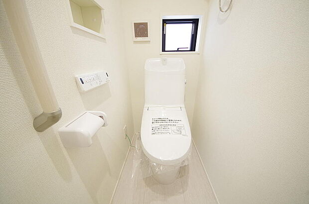 少ない水を有効に使って、汚れも効率よく洗浄します。便器は奥までふちのない掃除がしやすい形状です。