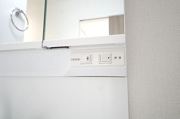 洗面台には、照明とコンセントが標準装備されております。コンセントの容量は1200Wまで大丈夫です。