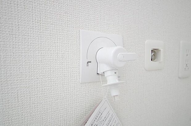 洗濯機用の給水口には蛇口ではなく、全自動洗濯機が設置できる専用の給水口が設置されております。