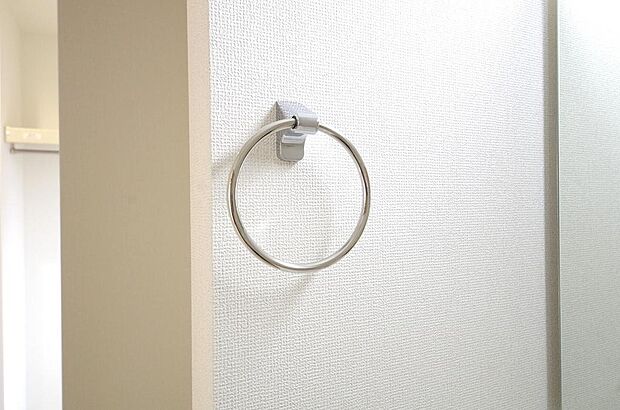 タオル掛け、これは必要です。標準装備されていますので、後から設置する手間も省けます。